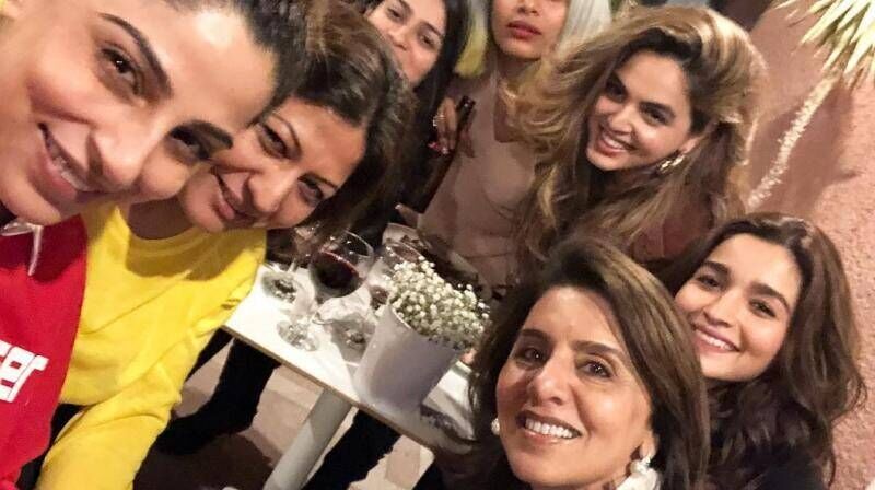 Neetu kapoor and Alia Bhatt chiling together.