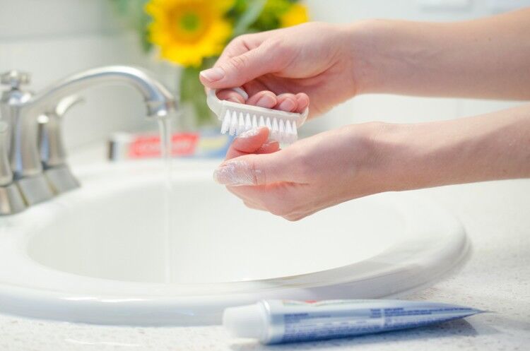 Apply toothpaste on nails