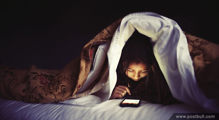 children uses smartphone